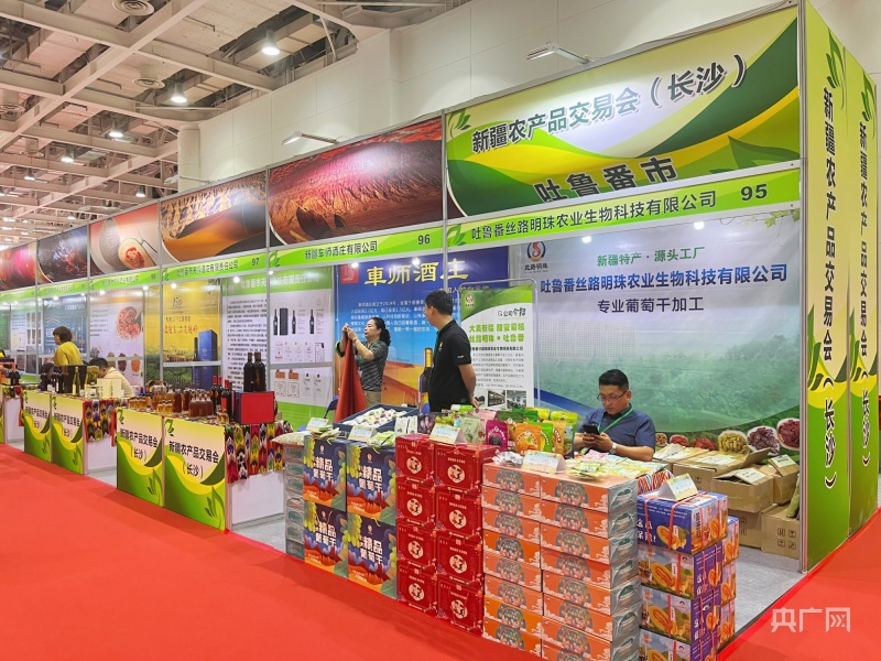 在当前的农产品交易市场中，传统批发市场与电商平台之间的竞争日益激烈。两者各有千秋，也面临着不同的挑战。